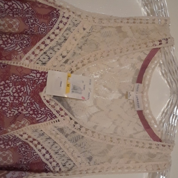 Coco & Jameson flirty lace inset Summer Top - Picture 2 of 4